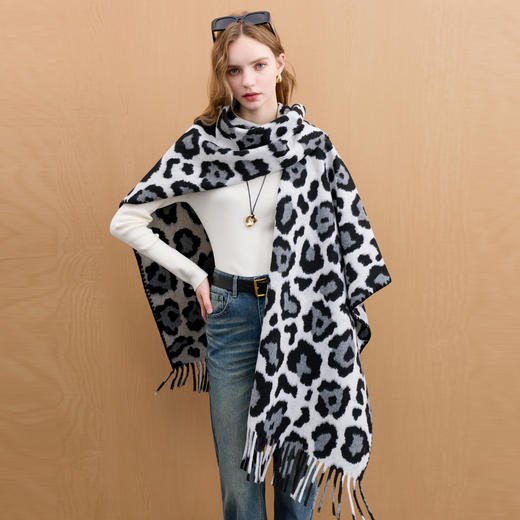 三彩2025新款经典时髦外搭披肩保暖流苏复古豹纹出片百搭 商品图4