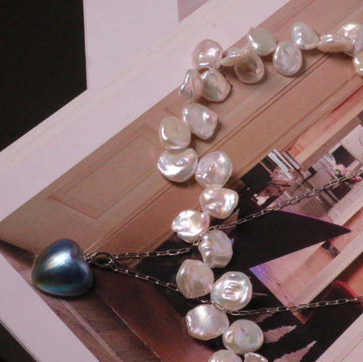 ji光马贝 chaochao值好价 基本完美无暇 精挑zui优秀的珠子 价格太赞了 16-17mm 很鼓 高品质 18k金吊坠头 万能扣&戴妃款 送纯银素链 需要链条款可以加钱升级 商品图13