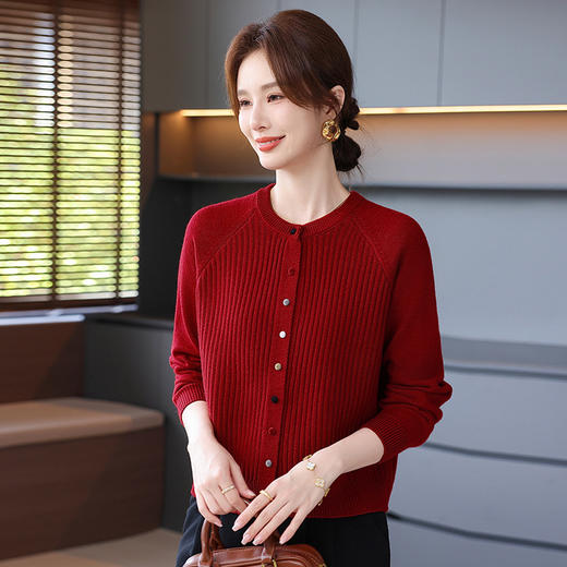 Q1031气质优雅妈妈装毛衣女外套2025秋季新款彩扣针织衫开衫中老年女装 商品图3