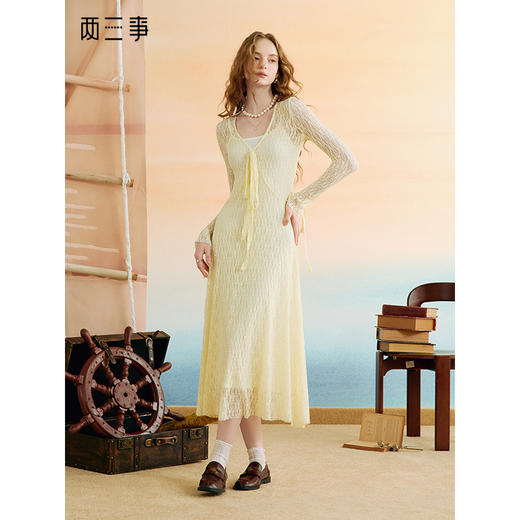 两三事 稚茸柔络 2025秋季新款性感镂空蕾丝绑带连衣裙 商品图0