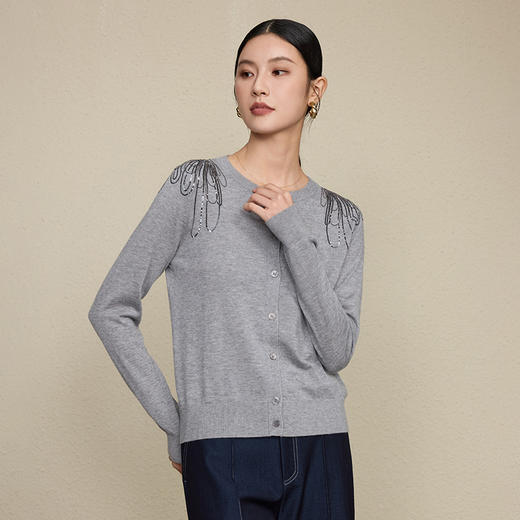 「自」全新升级【铂金会员312/天猫419/差价107】(44826)洛诗琳重工亮片钉珠链开衫2025秋季气质纯色圆领针织上衣 商品图0