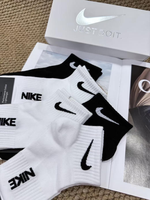 【奥莱斯代工同渠道夏季清仓Nike礼盒袜】
男女两款  女款建议40码内 男款45码内

特价💰49一盒五双包邮 商品图3