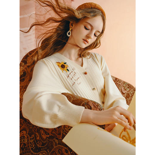 两三事梵高文艺暗香昼永2025秋新款淑女绣花荷叶边裙摆针织连衣裙 商品图2