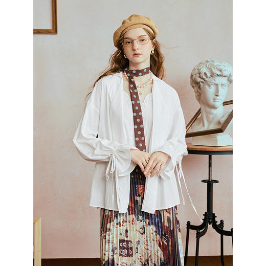 两三事 日光流年 2025秋季新款复古刺绣拼接假两件绑带长袖衬衫女 商品图3