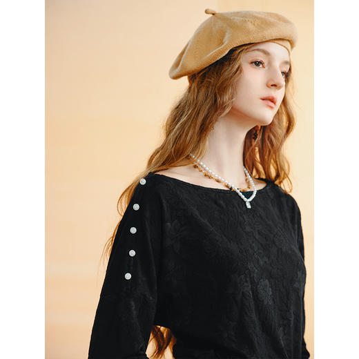 两三事 月涧星霜 2025秋季新款简约珠子装饰一字肩长袖t恤女 商品图2