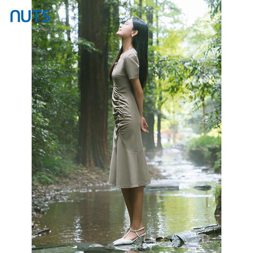 NUTS商场同款夏季纯色设计感褶皱方领修身短袖连衣裙女4311010A1 商品图1