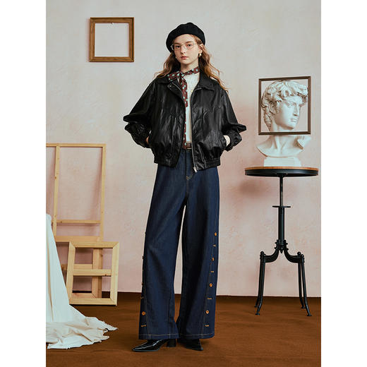 两三事暗夜荣耀2025秋季新款复古镂空花纹翻领短款皮衣外套女宽松 商品图3