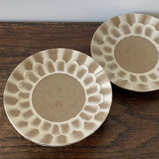 日本市川三通手作粉引花形盘 商品图0