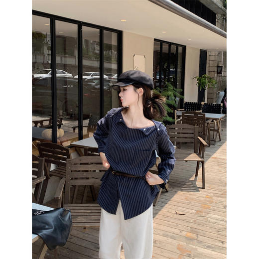 【复古蓝色条纹中长款衬衫】早秋设计感宽松一字肩 细皮带长袖衬衫 商品图3