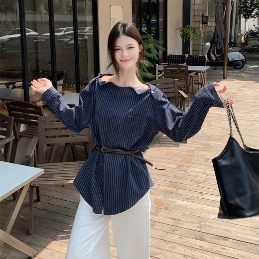 【复古蓝色条纹中长款衬衫】早秋设计感宽松一字肩 细皮带长袖衬衫 商品图5