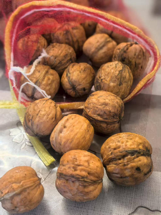 鲜核桃非常棒
完全没有干核桃的涩味和油腻感～
用来当零食吃，营养又健康
还能沙拉里，口感瞬间丰富起来
​​清爽脆香，嫩嫩的润润的带点本身的甘甜味✌很好吃，2.8斤/网兜，送夹子 商品图3