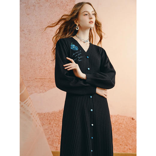 两三事梵高文艺暗香昼永2025秋新款淑女绣花荷叶边裙摆针织连衣裙 商品图1