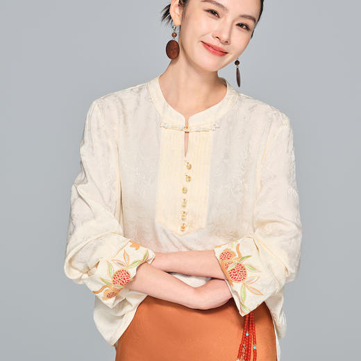 「自」全新升级【铂金会员293/天猫389/差价96】(43258)洛诗琳新中式国风立领绣花衬衫2025秋季新款高级感上衣女 商品图2