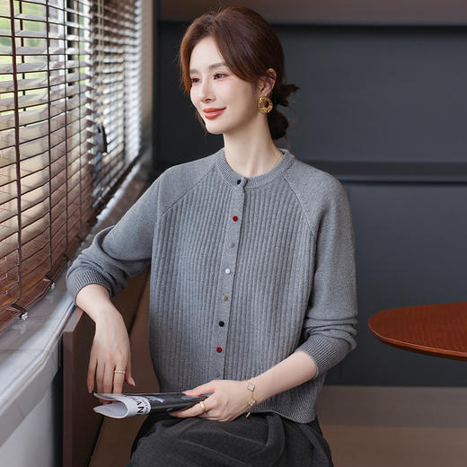 Q1031气质优雅妈妈装毛衣女外套2025秋季新款彩扣针织衫开衫中老年女装 商品图2