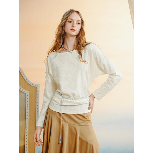 两三事 月涧星霜 2025秋季新款简约珠子装饰一字肩长袖t恤女 商品图1