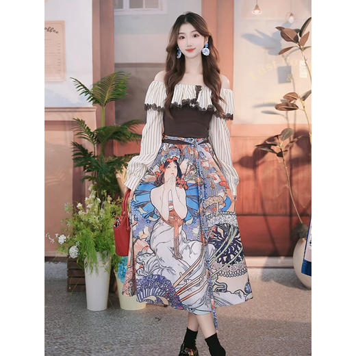 两三事 柏林热吻 2025秋季新款优雅条纹拼接印花绑带一字肩连衣裙 商品图3