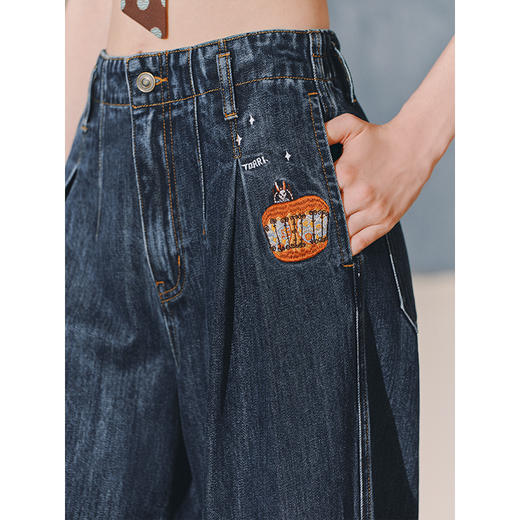 两三事 果壳宇宙 2025秋季新款趣味苹果刺绣阔腿牛仔裤女宽松 商品图3