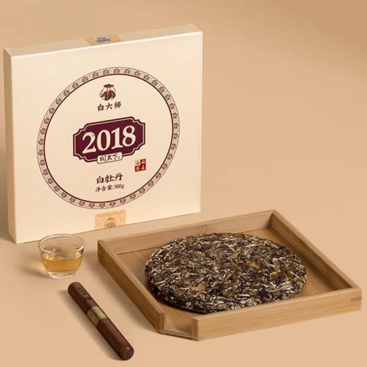 白大师阅天下2018年福鼎白茶花香白牡丹茶叶饼300g礼盒装 商品图2