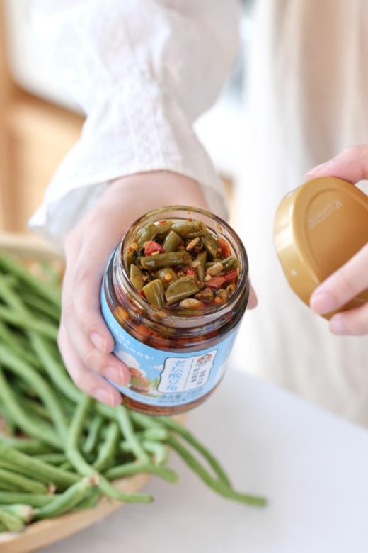 😉【胡外婆老坛酸豆角】✅外婆的老坛酸豆角，时间发酵的坛香记忆❗❗❗ ✅老坛 慢发酵 无添加 🥇天然 手工 健康 安心 ✅酸得地道，脆得过瘾！ 商品图1