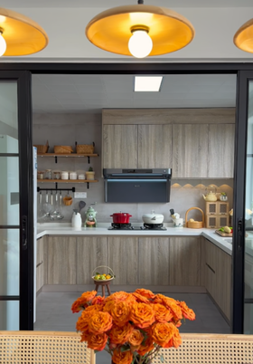 用户亲手掌镜拍摄的米家智能净烟机广告