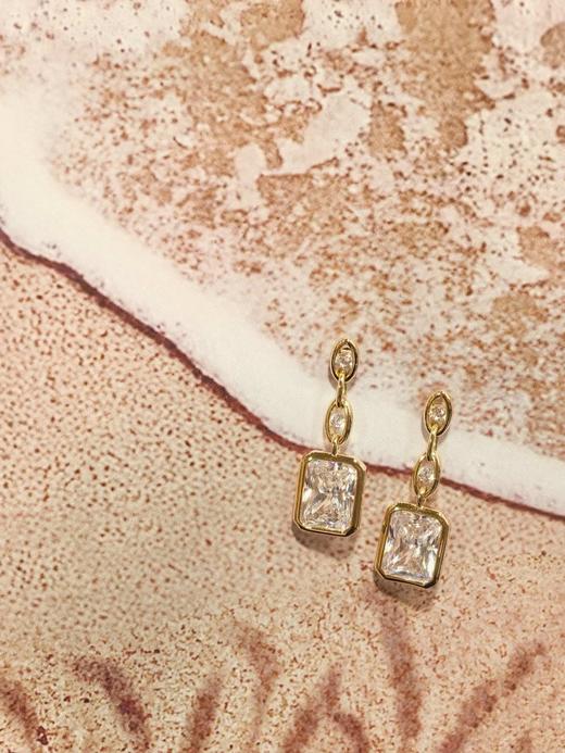 Apm链环闪耀方钻耳钉，简约又璀璨 商品图1