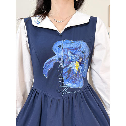 两三事梵高文艺鸢尾诗行2025秋新款刺绣翻领拼色印花假两件连衣裙 商品图2