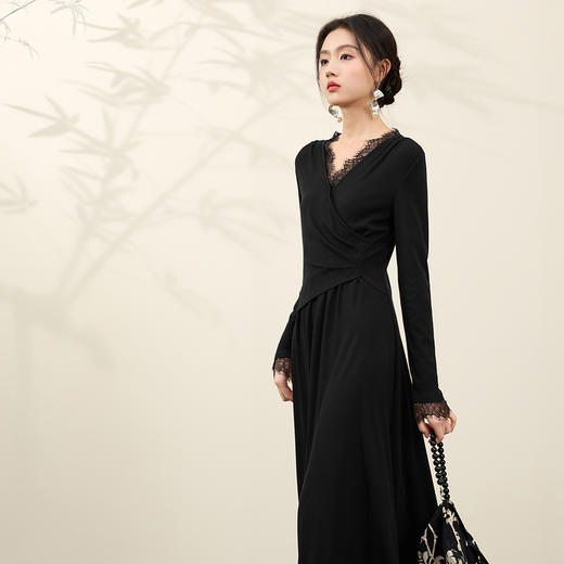 三彩【墨染星辰】2025冬季新款新中式蕾丝V领连衣裙设计感长裙C 商品图2