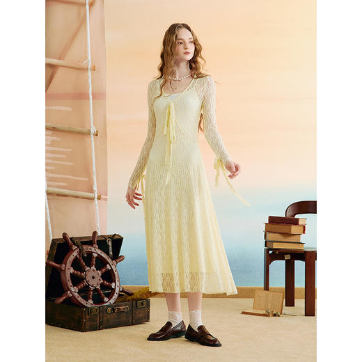 两三事 稚茸柔络 2025秋季新款性感镂空蕾丝绑带连衣裙 商品图3