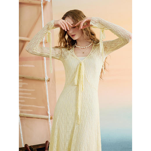 两三事 稚茸柔络 2025秋季新款性感镂空蕾丝绑带连衣裙 商品图1