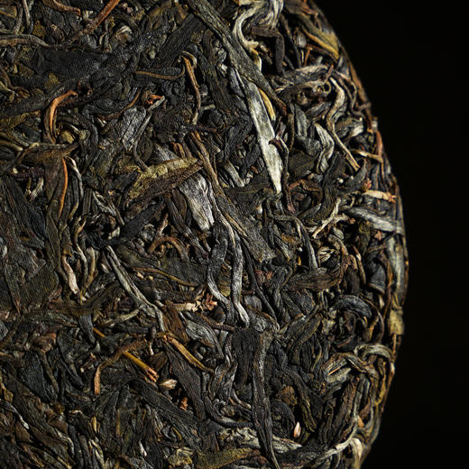 【源自张福茂老爷子初代遗迹手稿】【断档50年】行业标杆级藏品；黑印2025年易武核心资源圈几百年大古树单株选料；357g/饼精致存茶盒装【福茂祥第三代传人张锦串手作】 商品图3