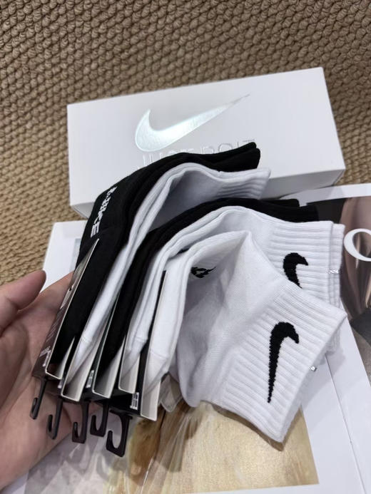 【奥莱斯代工同渠道夏季清仓Nike礼盒袜】
男女两款  女款建议40码内 男款45码内

特价💰49一盒五双包邮 商品图6