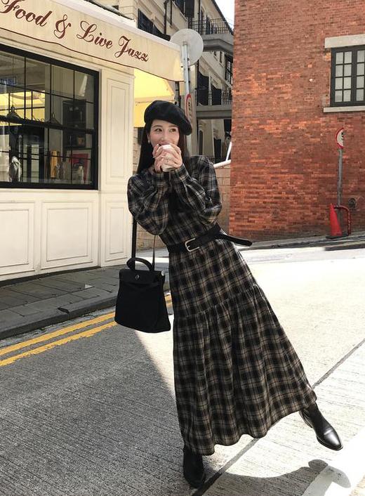 👏秋天本命裙❗️博主同款😍【AUChris复古抽褶设计感格子连衣裙ACU081301】💥穿上直接氛围感拉满～ ▪️精选的棉感色织格纹面料，🌸自带复古感 ▪️经典 V 领脸型修饰得超好看 商品图1