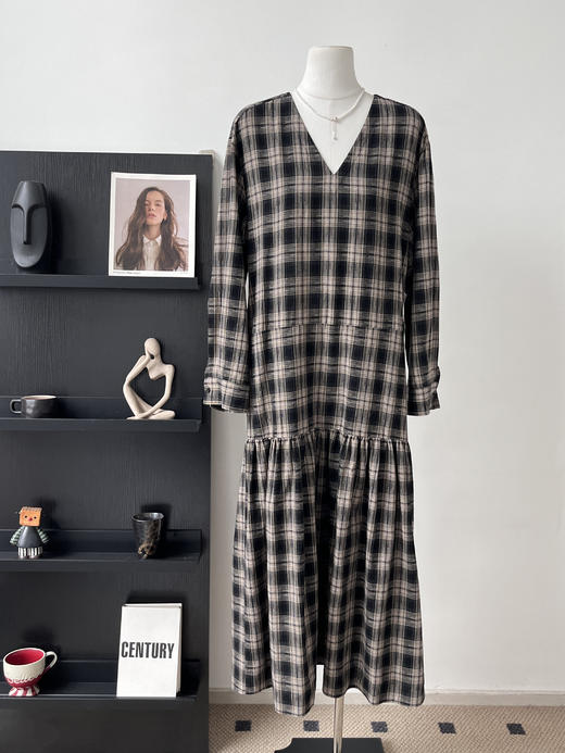 👏秋天本命裙❗️博主同款😍【AUChris复古抽褶设计感格子连衣裙ACU081301】💥穿上直接氛围感拉满～ ▪️精选的棉感色织格纹面料，🌸自带复古感 ▪️经典 V 领脸型修饰得超好看 商品图4