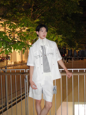 【七夕专属礼盒 | 细水长流】启世录：白色双层领短袖衬衫+坑条提花渐变背心+白色拉链斜插袋短裤