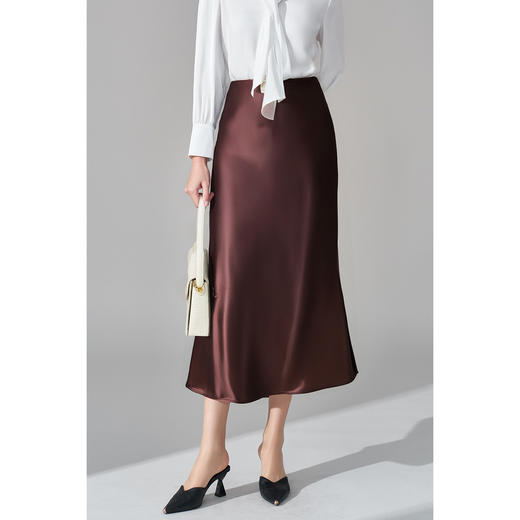 「墨玉流光」缎面鱼尾半裙哑光缎面在光线下呈现细腻的流动光泽，自带 “贵气感” 滤镜，比普通面料更显档次 仿醋酸流光鱼尾裙 米思阳2026秋季新款气质简约高腰显瘦半身裙女4936 商品图1