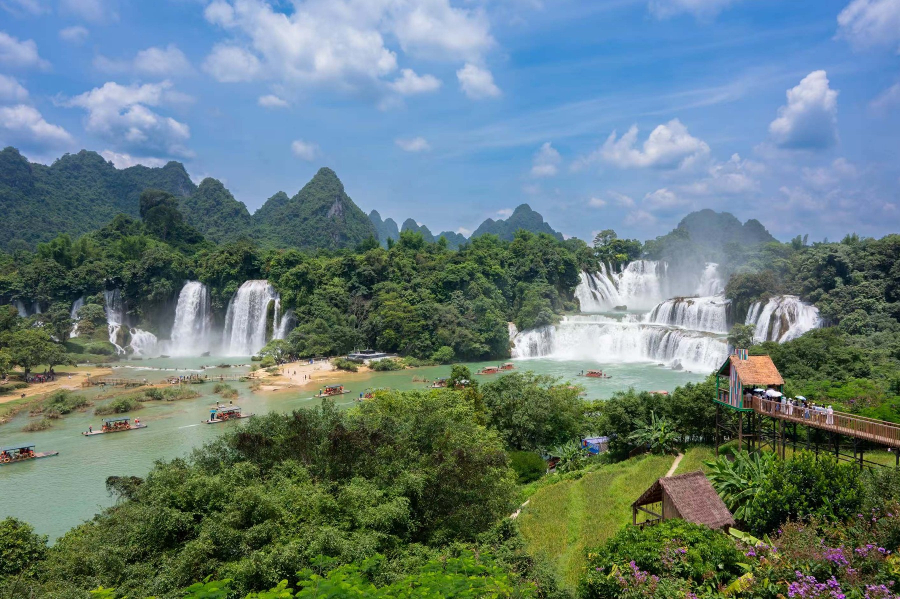 早鸟立减￥800！五一广西崇左+钦州5天4晚 |探秘中越边境瀑布，丁达尔雨林徒步，追中华白海豚、沙滩赶海、观摩岩画，寻珍稀叶猴获证书！全5钻住宿，配亲⼦领队、游学老师、跟拍摄影师