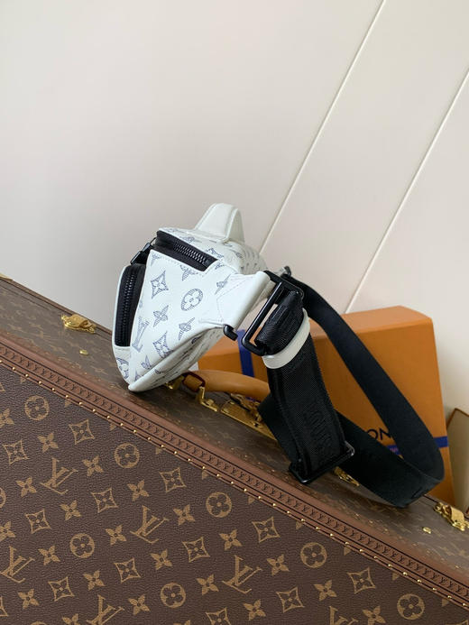 夏季特惠💰960 原单LV胸包腰包M25227 变码芯片163 C 本款Rush腰包以Monogram Shadow牛皮革塑造贴身构型 商品图1