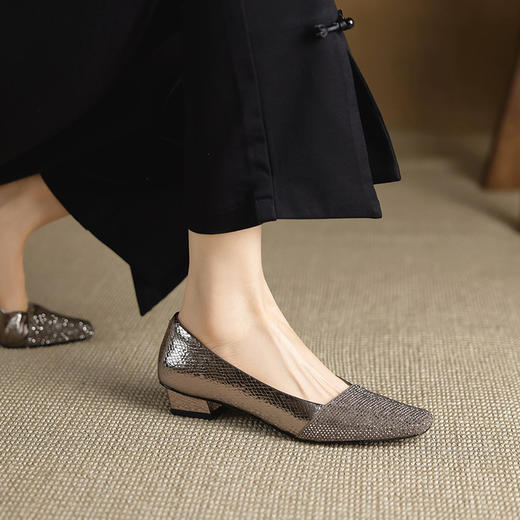 【预售5天】方头水钻浅口真皮粗跟单鞋女秋季新款一脚蹬中跟鞋子YX&A1851 商品图3