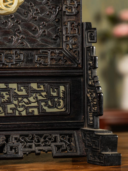 清中期	紫檀满工嵌玉透雕龙纹插屏 商品图3