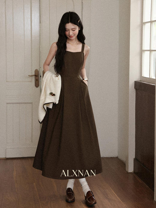 鹿向南「松香书页」咖色吊带裙法式连衣裙女秋季新款长款收腰裙子 商品图0