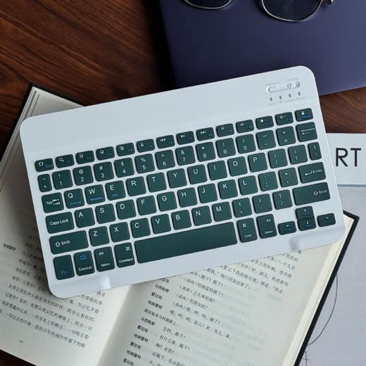 多巴胺色系 智能蓝牙键盘 纤薄轻巧便携 支持多设备连接 多色可选 商品图5