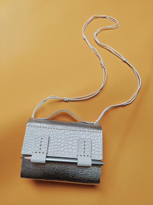 【订单现做 预售】原创手工牛皮背包笔记本 （五色可选：银色/黑色/棕色/绿色/灰色）文创 送礼 礼物  广西师范大学出版社 商品图3