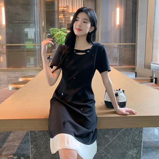 奢姿大码女装2026夏季减龄亮片立体装饰V领连衣裙胖妹妹时尚裙子9952853297 商品图2