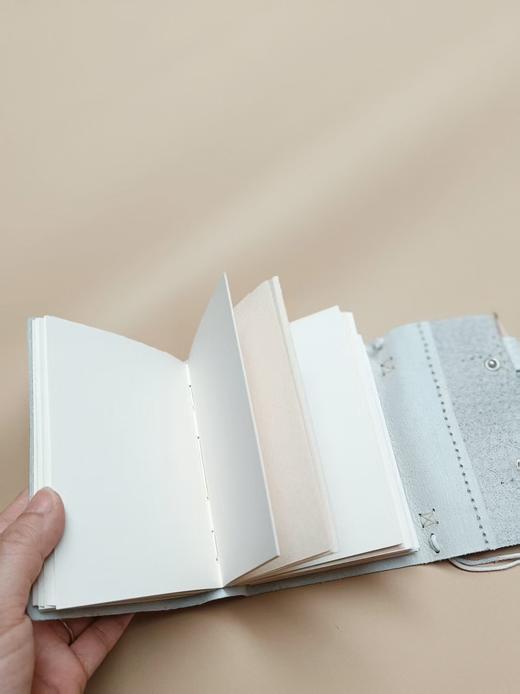 【订单现做 预售】原创手工牛皮背包笔记本 （五色可选：银色/黑色/棕色/绿色/灰色）文创 送礼 礼物  广西师范大学出版社 商品图5