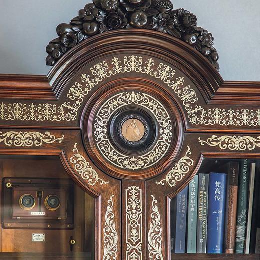 独角鹿西洋古董法国出品卷叶纹及胜利旗帜主题布勒镶嵌装饰南锡世博会奖牌实木玻璃展示柜 商品图8