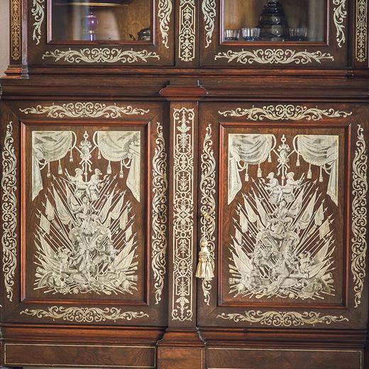 独角鹿西洋古董法国出品卷叶纹及胜利旗帜主题布勒镶嵌装饰南锡世博会奖牌实木玻璃展示柜 商品图3