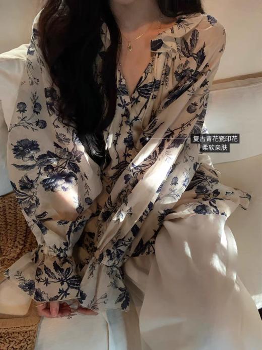 大美水墨蓝花卉印花大廓形木耳花边系带灯笼袖天丝衫 商品图0