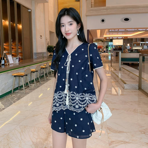 奢姿大码女装2025夏季减龄花边刺绣设计V领两件套胖妹妹时尚套装9952969870 商品图1
