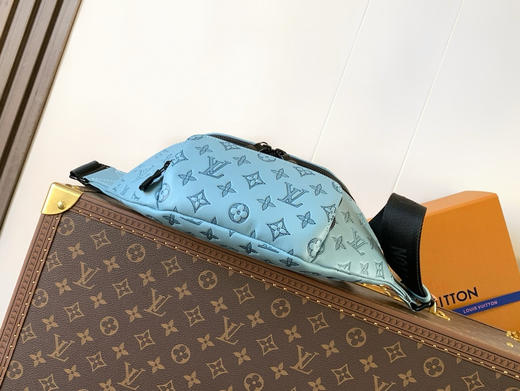 夏季特惠💰980 原单LV胸包腰包 M14782浅蓝 原单 变码芯片163c 全皮压花胸包腰包 Rush 腰包 商品图3