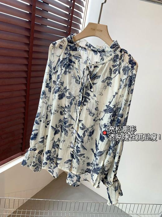 大美水墨蓝花卉印花大廓形木耳花边系带灯笼袖天丝衫 商品图11